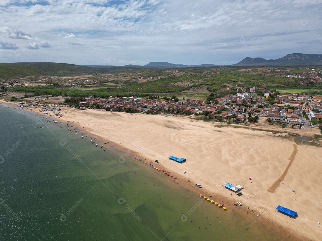 Uma linda praia com vista de drone