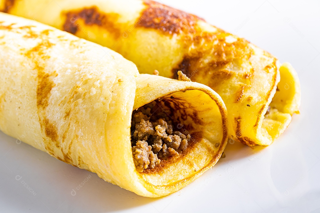 Deliciosas panquecas de carne na chapa branca e fundo branco
