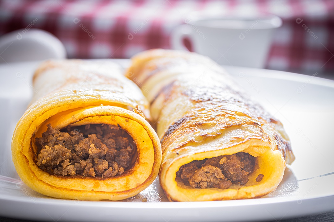 Deliciosas panquecas de carne na chapa branca e fundo branco