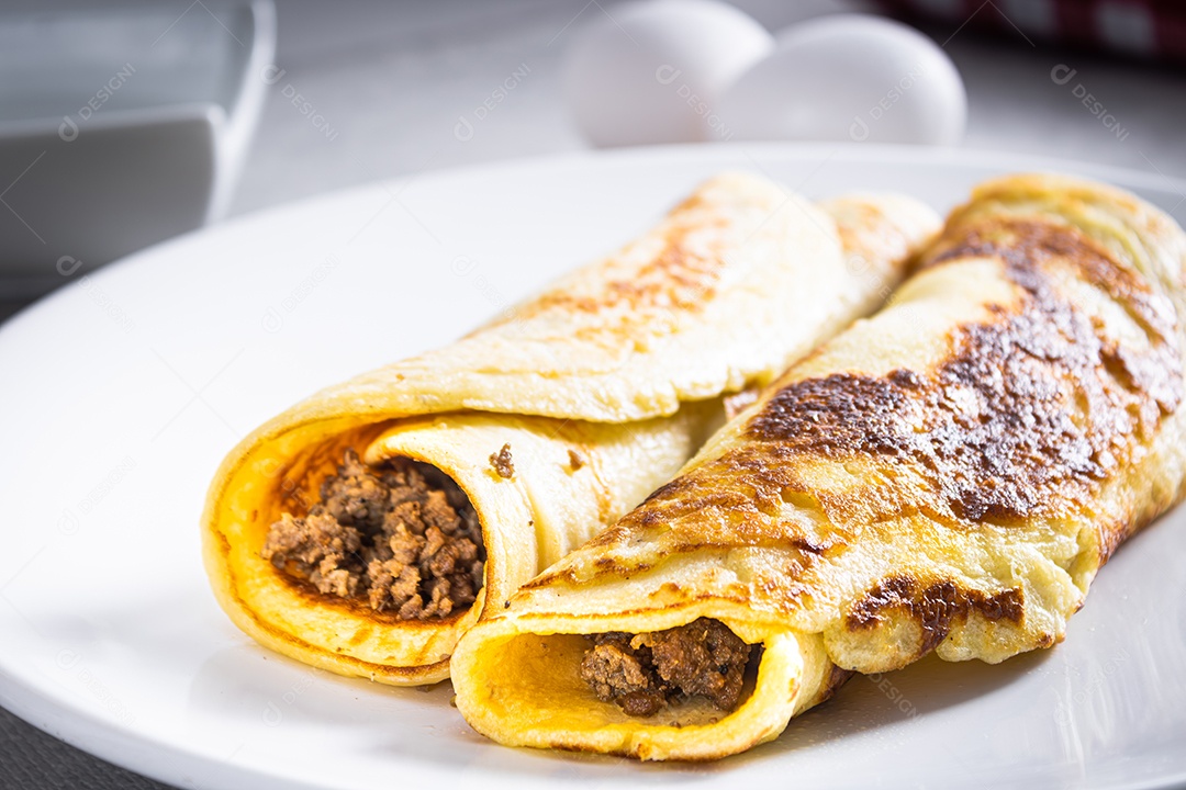 Deliciosas panquecas de carne na chapa branca e fundo branco