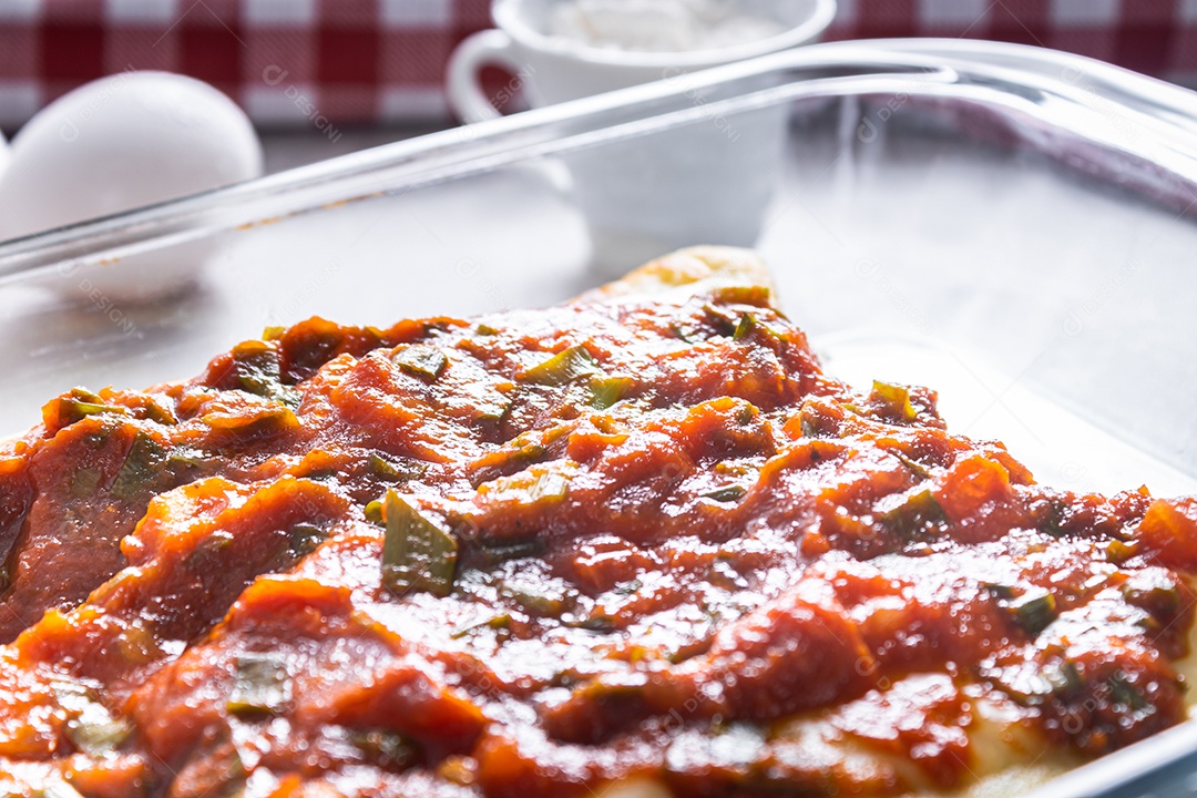 Deliciosas panquecas de carne na chapa branca e fundo branco