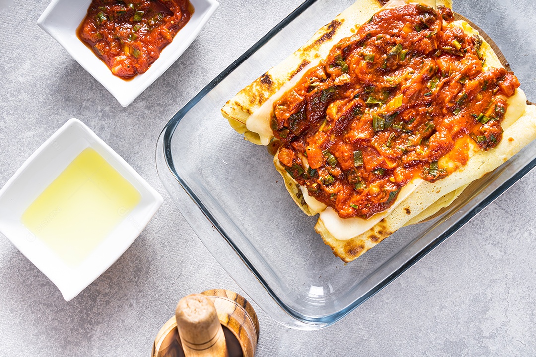 Deliciosas panquecas de carne na chapa branca e fundo branco