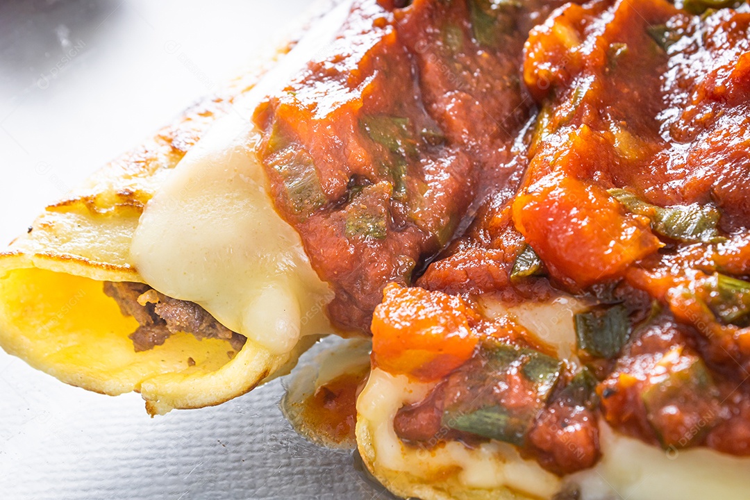 Deliciosas panquecas de carne na chapa branca e fundo branco