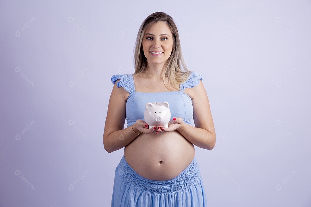 Linda mulher jovem grávida segurando cofrinho sobre fundo isolado