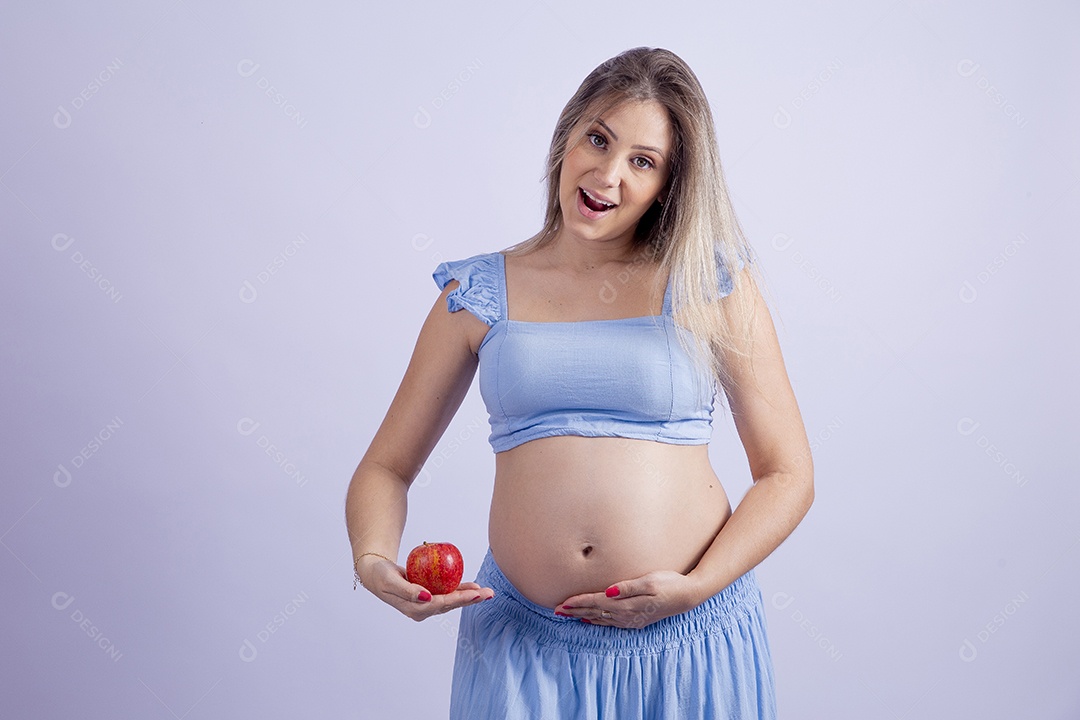 Linda mulher jovem gravida sobre fundo isolado