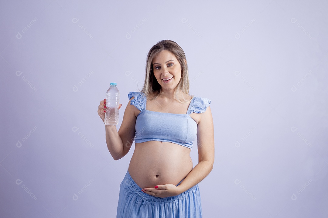 Linda mulher jovem gravida sobre fundo isolado