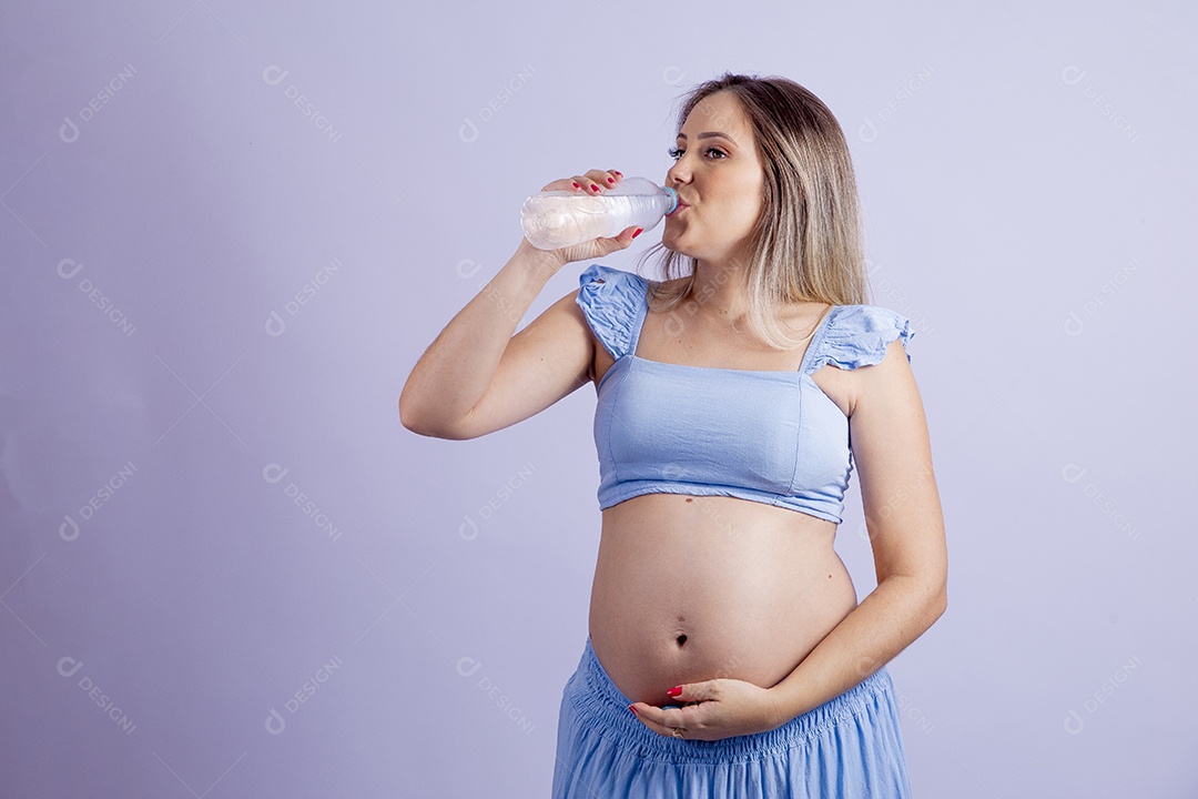 Linda mulher jovem gravida sobre fundo isolado