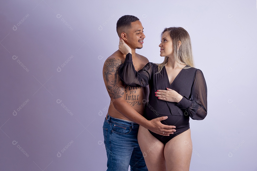 Mulher gravida ao lado de seu marido sobre fundo isolado