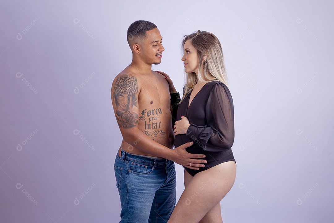 Mulher gravida ao lado de seu marido sobre fundo isolado