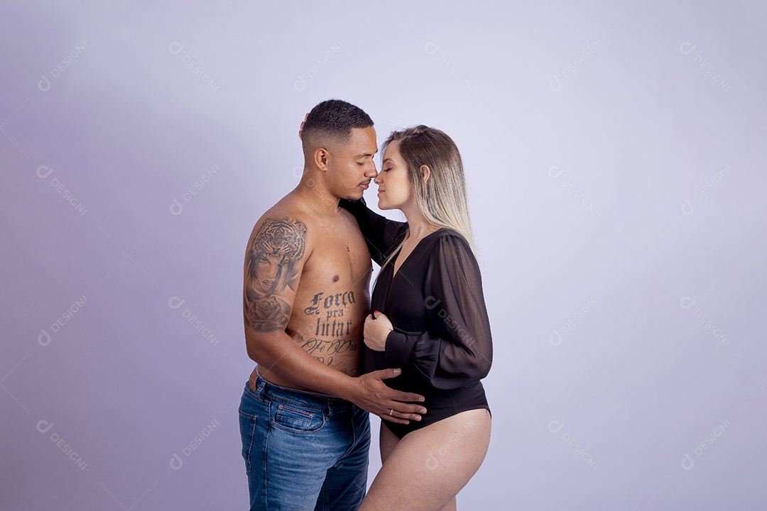 Mulher gravida ao lado de seu marido sobre fundo isolado