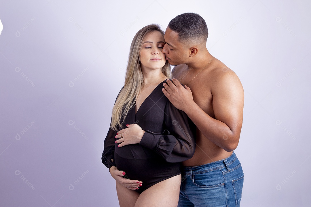 Mulher gravida ao lado de seu marido sobre fundo isolado