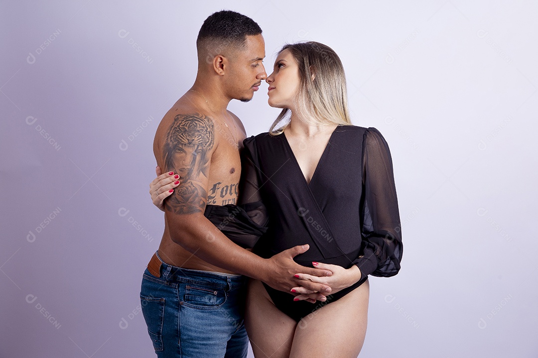 Mulher gravida ao lado de seu marido sobre fundo isolado