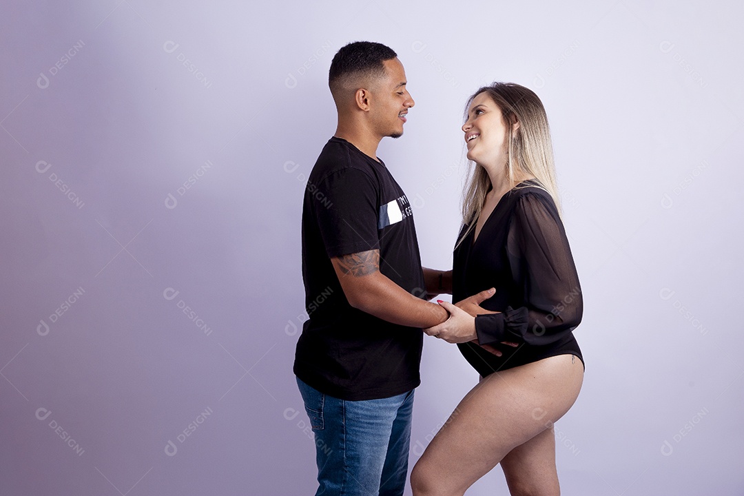 Mulher gravida ao lado de seu marido sobre fundo isolado