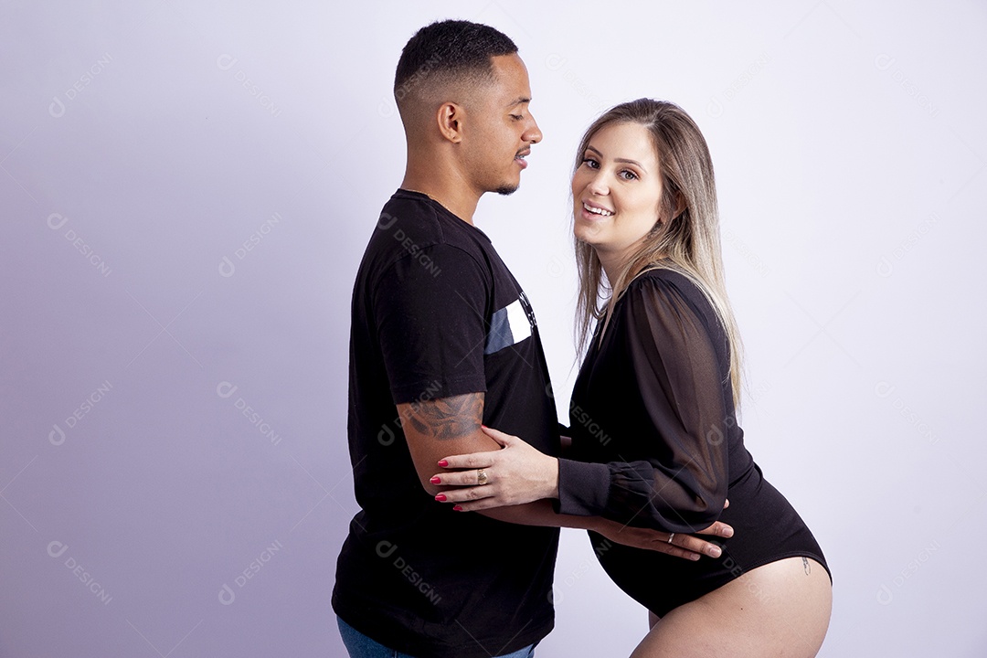 Mulher gravida ao lado de seu marido sobre fundo isolado