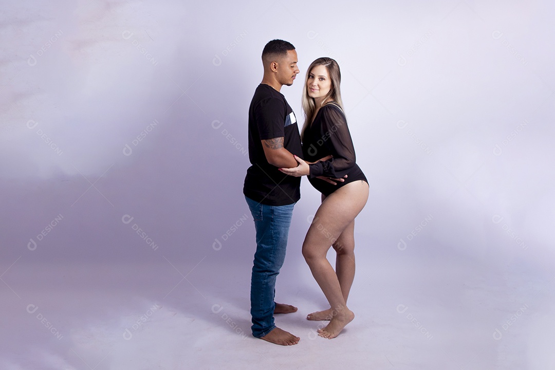 Mulher gravida ao lado de seu marido sobre fundo isolado