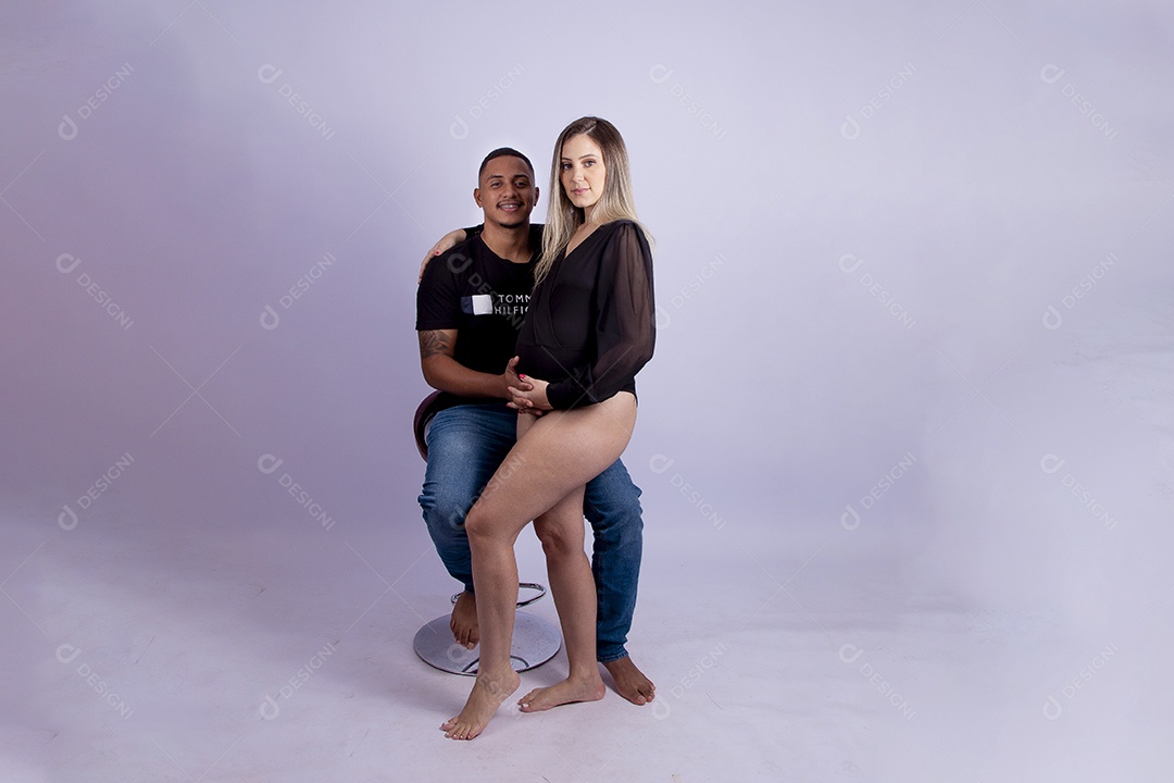 Mulher gravida ao lado de seu marido sobre fundo isolado