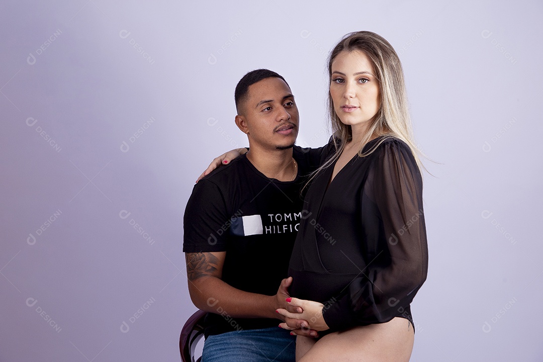 Mulher gravida ao lado de seu marido sobre fundo isolado