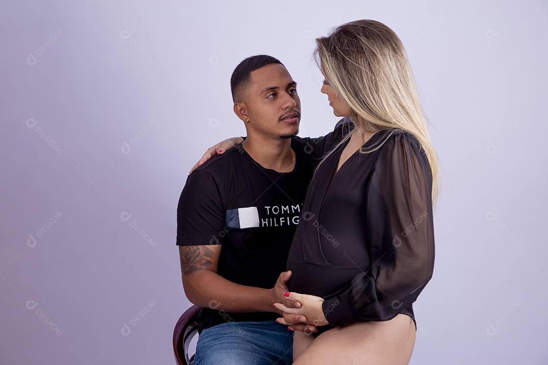 Mulher gravida ao lado de seu marido sobre fundo isolado