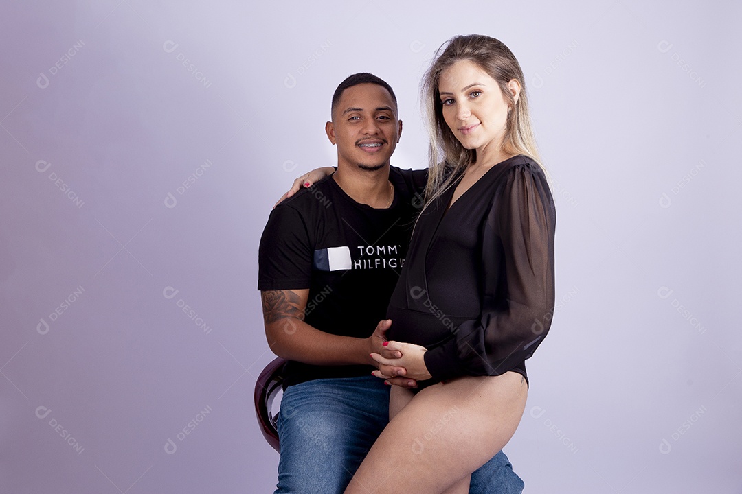 Mulher gravida ao lado de seu marido sobre fundo isolado