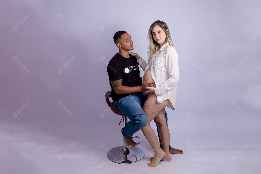 Mulher gravida ao lado de seu marido sobre fundo isolado