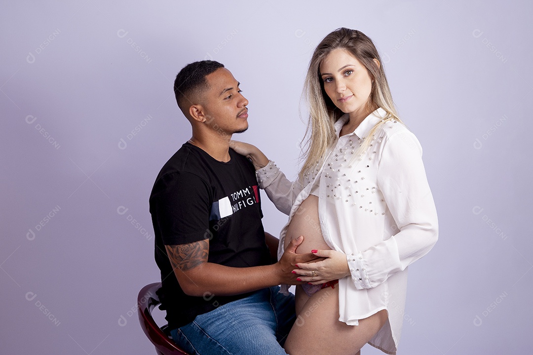 Mulher gravida ao lado de seu marido sobre fundo isolado
