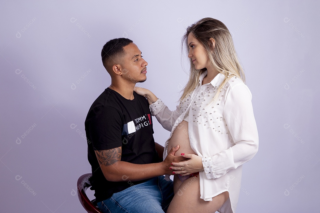 Mulher gravida ao lado de seu marido sobre fundo isolado