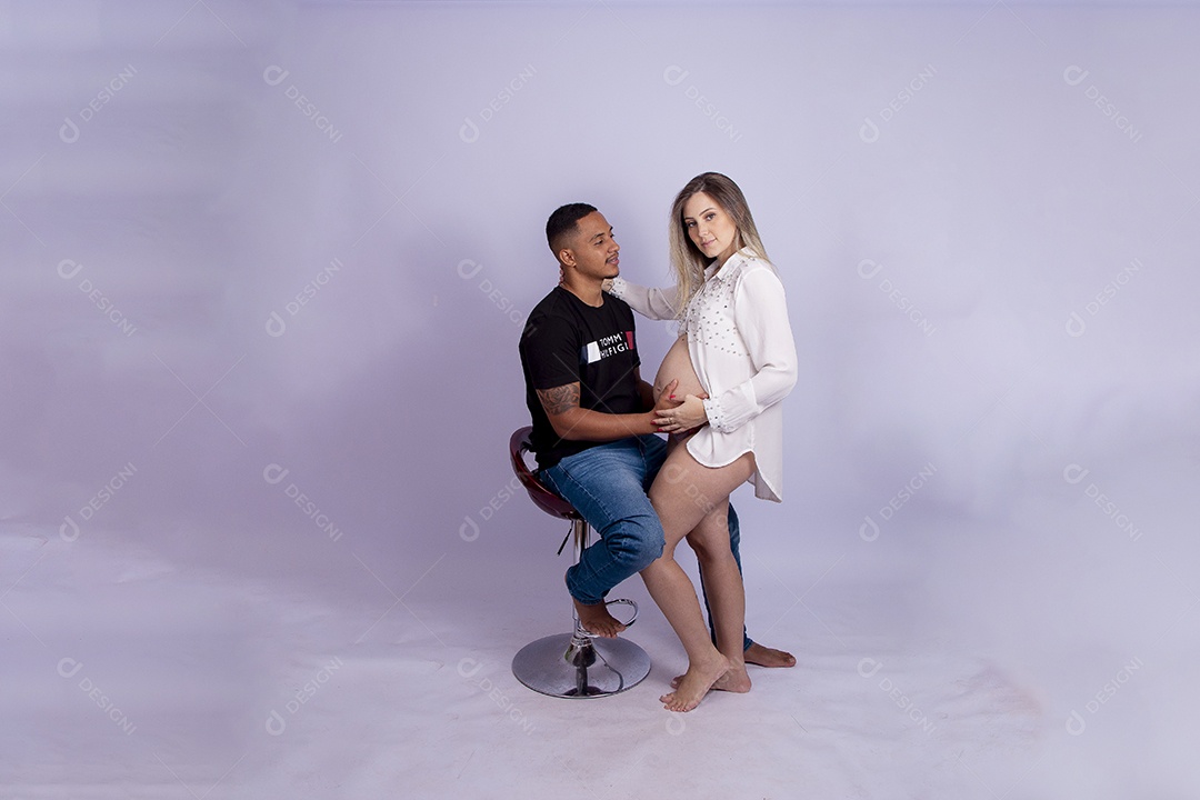 Mulher gravida ao lado de seu marido sobre fundo isolado