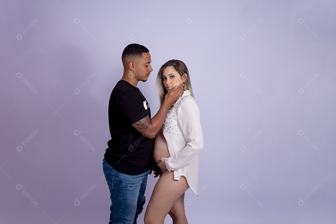Mulher gravida ao lado de seu marido sobre fundo isolado
