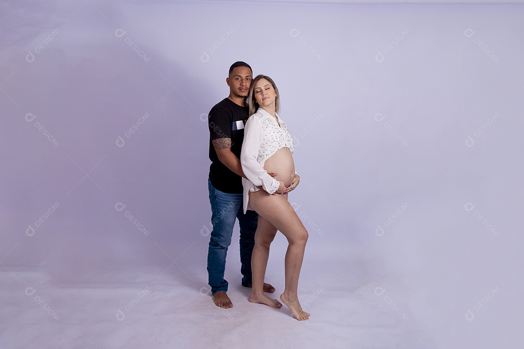 Mulher gravida ao lado de seu marido sobre fundo isolado