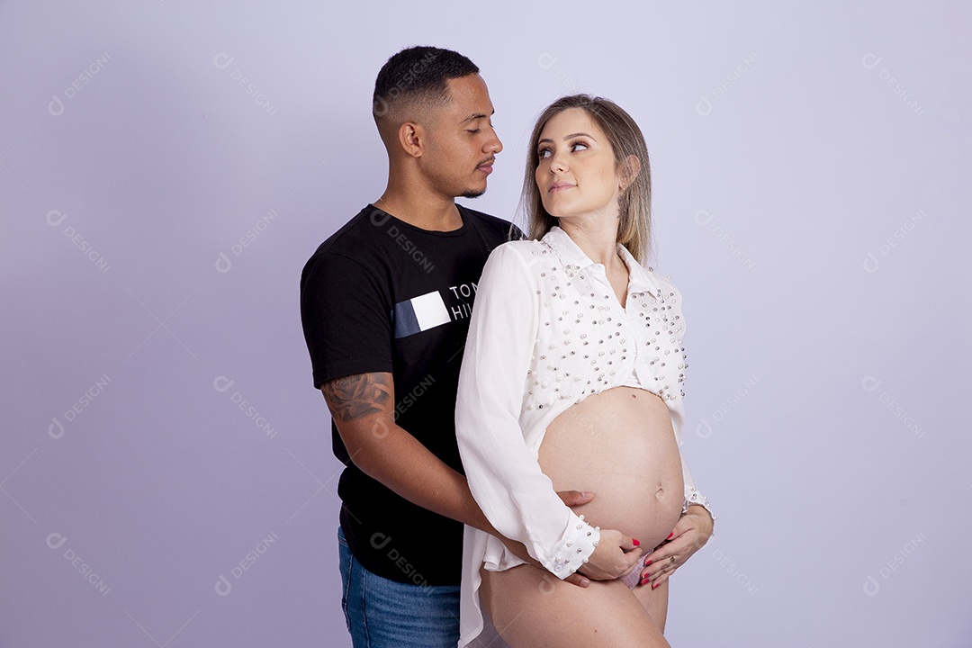 Mulher gravida ao lado de seu marido sobre fundo isolado