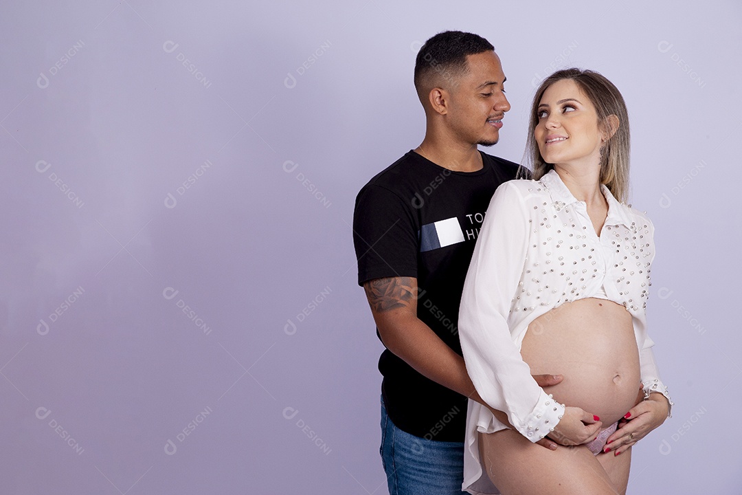 Mulher gravida ao lado de seu marido sobre fundo isolado