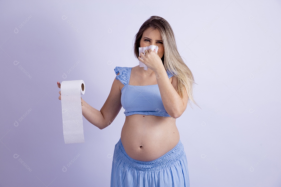 Linda mulher jovem gravida segurando papel higiênico sobre fundo isolado