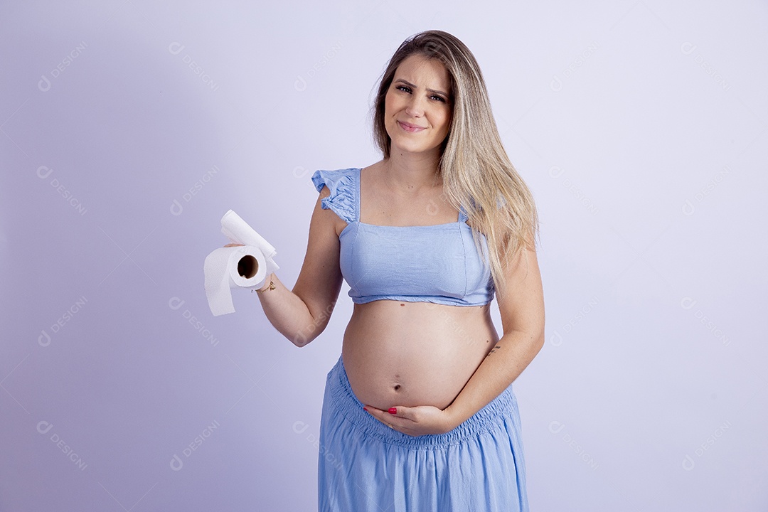 Linda mulher jovem gravida sobre fundo isolado