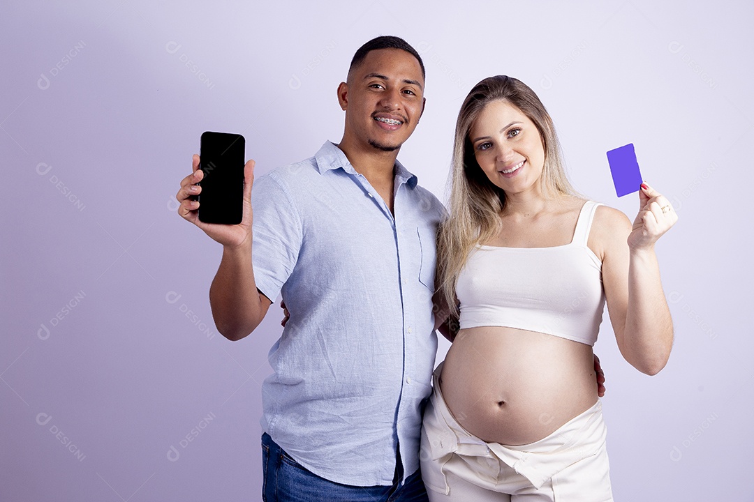 Lindo casal apaixonado sobre fundo isolado