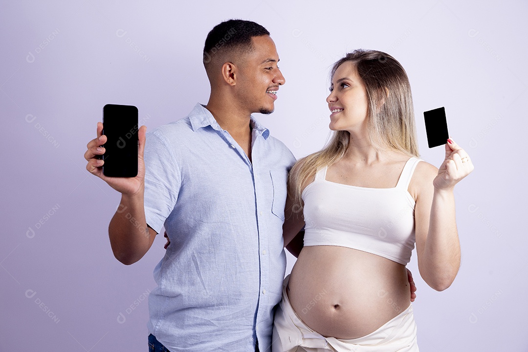 Lindo casal apaixonado sobre fundo isolado