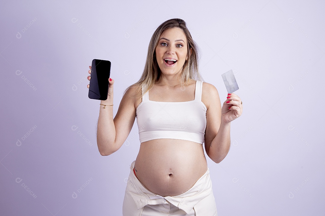 Linda mulher jovem gravida sobre fundo isolado