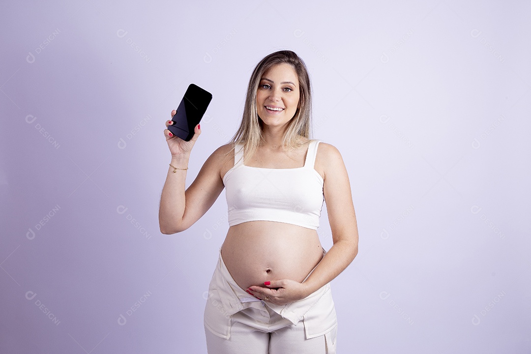 Linda mulher jovem gravida sobre fundo isolado