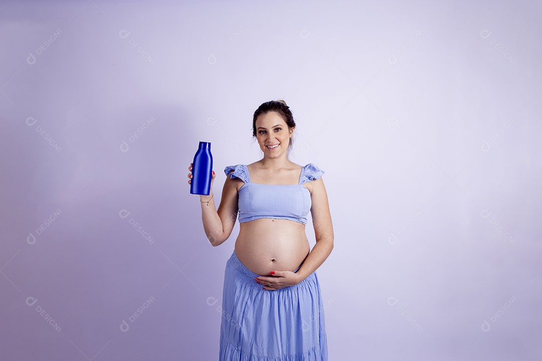 Linda mulher jovem gravida sobre fundo isolado