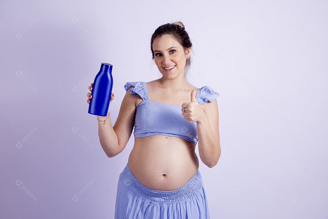 Linda mulher jovem gravida sobre fundo isolado