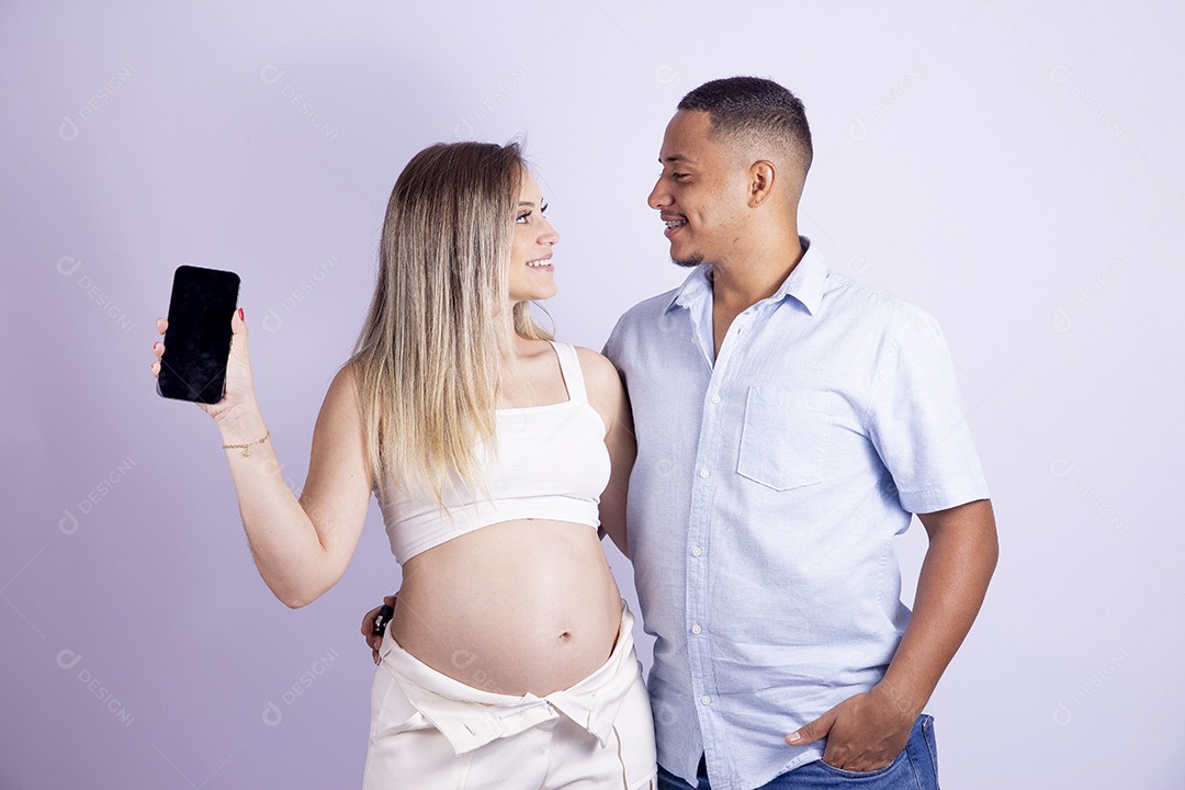 Lindo casal apaixonado sobre fundo isolado