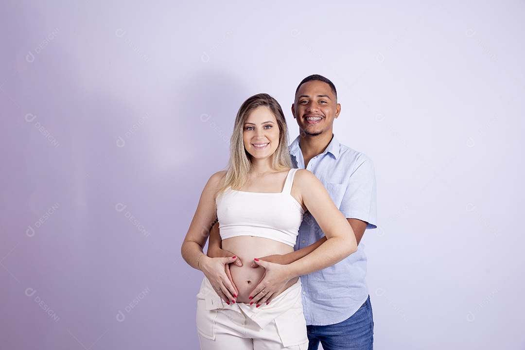 Lindo casal apaixonado sobre fundo isolado