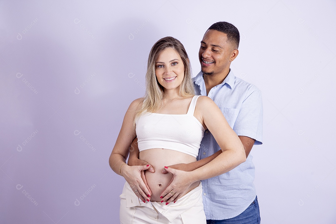 Lindo casal apaixonado sobre fundo isolado