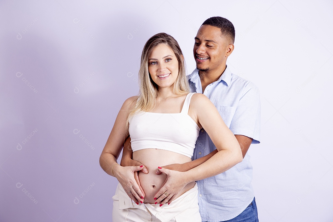Lindo casal apaixonado sobre fundo isolado