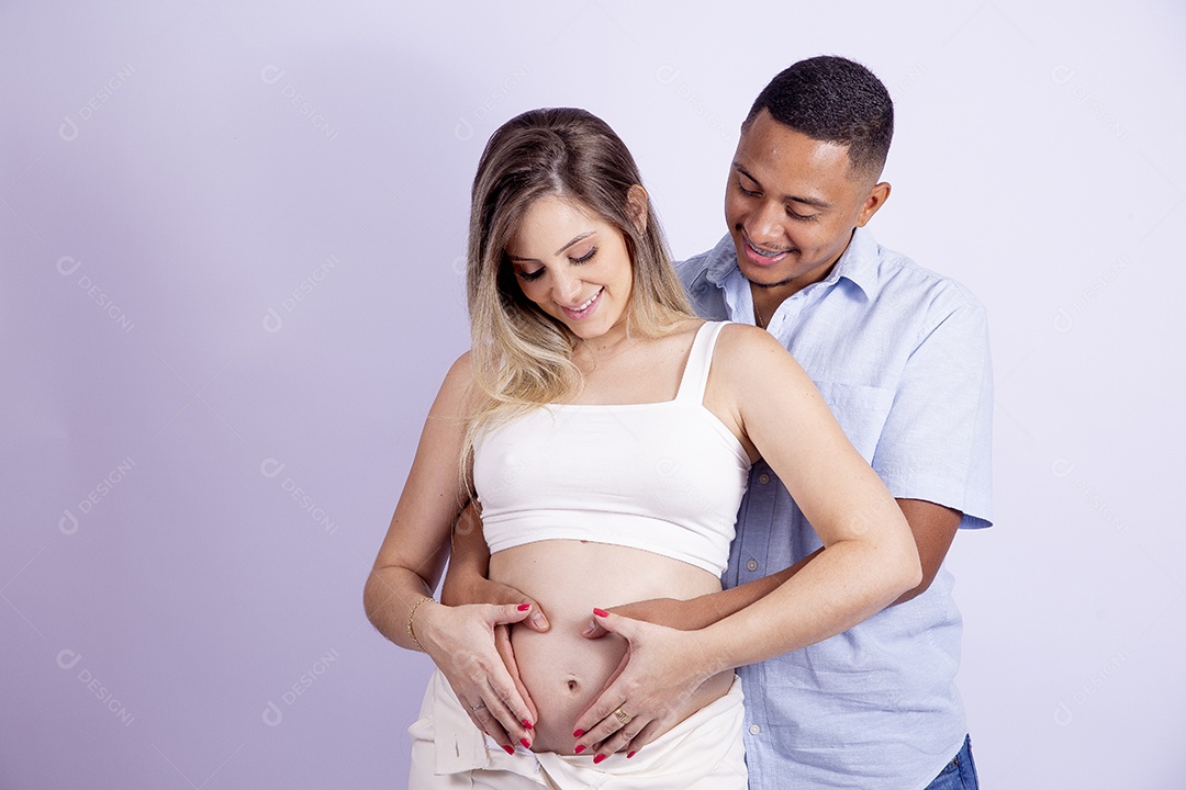 Lindo casal apaixonado sobre fundo isolado