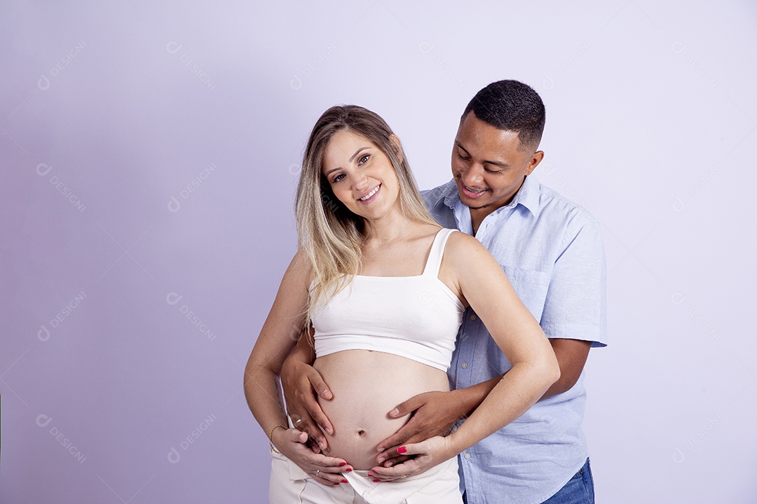 Lindo casal apaixonado sobre fundo isolado