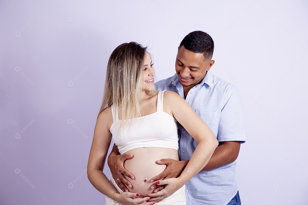 Lindo casal apaixonado sobre fundo isolado