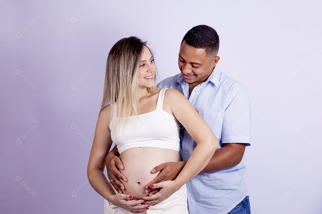 Lindo casal apaixonado sobre fundo isolado