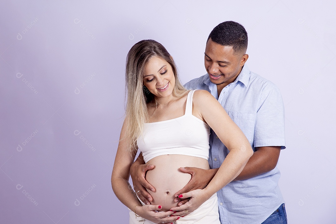 Lindo casal apaixonado sobre fundo isolado