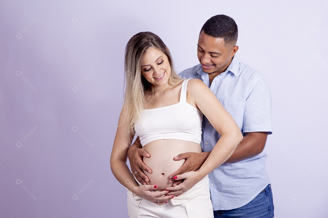 Lindo casal apaixonado sobre fundo isolado