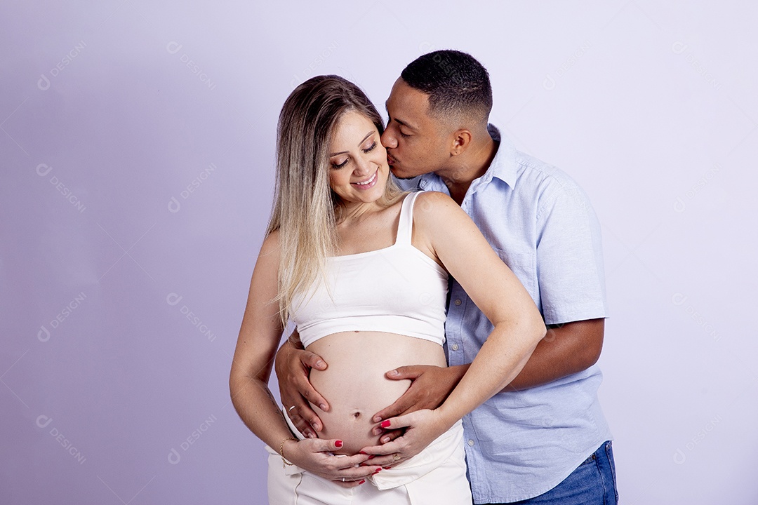 Lindo casal apaixonado sobre fundo isolado